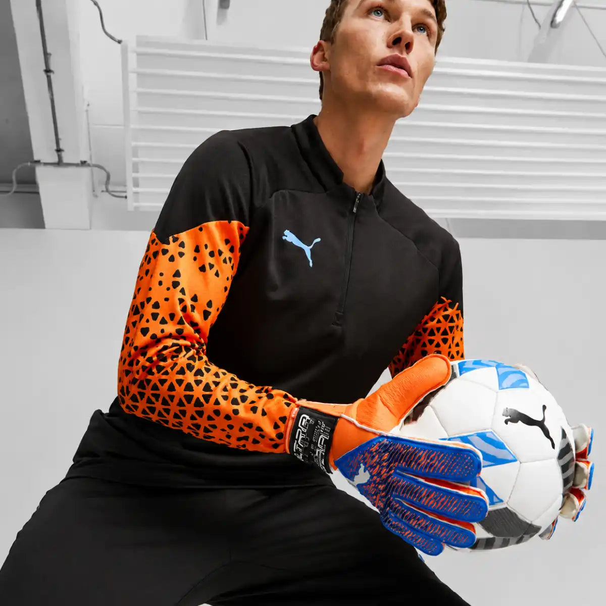 Luva_De_Goleiro_Puma_Ultra_Grip_Laranja 